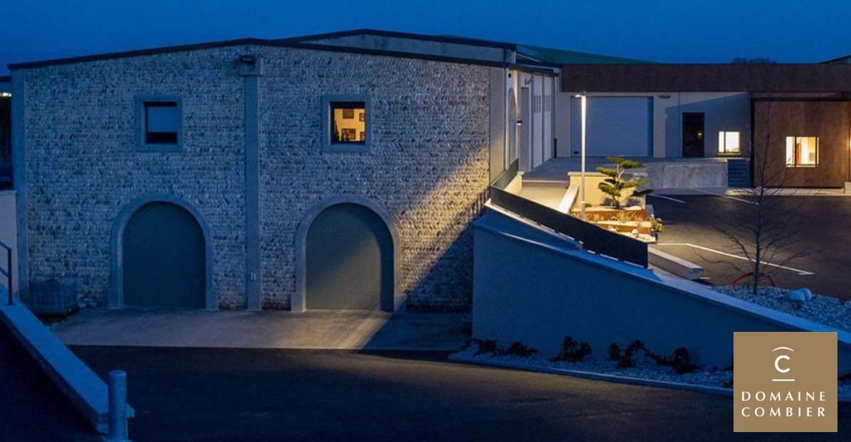 Domaine Combier - Weingutsgebäude in der Nacht