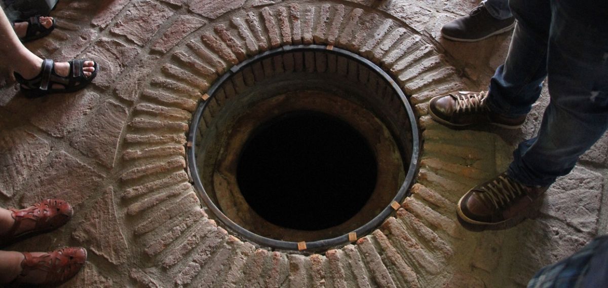 Kvevri - Öffnung im Boden einer Kellerei